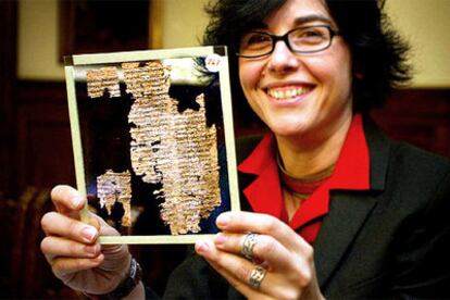La filóloga del CSIC Sofía Torallas, ayer, mostrando el fragmento de la <i>Ilíada</i> identificado entre los manuscritos de la biblioteca de Montserrat.