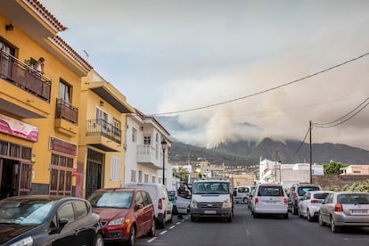 Varios vecinos observaban el incendio de Arafo, el miércoles.