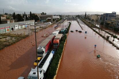 El agua inunda una carretera nacional en Mandra (Grecia).