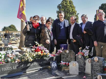 El socialista Pedro S&aacute;nchez, con cargos del partido, y familiares de fusilados por el franquismo en el cementerio de Paterna (Valencia). 