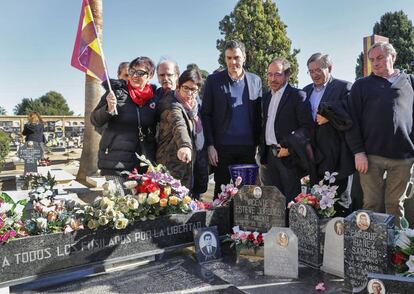 El socialista Pedro Sánchez, con cargos del partido, y familiares de fusilados por el franquismo en el cementerio de Paterna (Valencia).