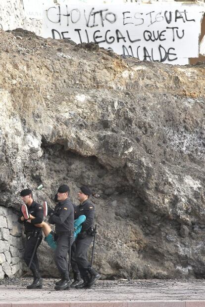 La Guardia Civil traslada a uno de los vecinos desalojados del poblado pesquero de Cho Vito.