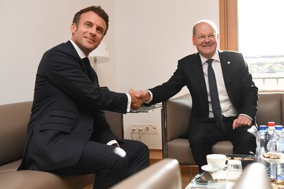 El presidente francés, Emmanuel Macron, junto al canciller alemán, Olaf Scholz en una reunión en Bruselas este jueves.