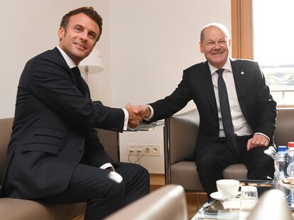 El presidente francés, Emmanuel Macron, junto al canciller alemán, Olaf Scholz en una reunión en Bruselas este jueves.