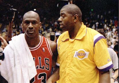 Jordan junto a Magic Johnson, en su reencuentro en 1995 tras la reaparición del base de los Lakers después de su retirada a causa del sida.