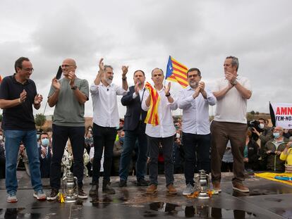 Los políticos presos salen de la cárcel de Lladoners tras la concesión de un indulto parcial.