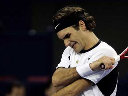 Roger Federer golpea al aire en un gesto de rabia tras fallar en una devolución.