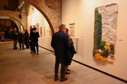 Sala de l'exposició 'Entre fils, habitant el teixit' al Castell de Cornellà.
