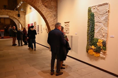 Sala de l'exposició 'Entre fils, habitant el teixit' al Castell de Cornellà. 