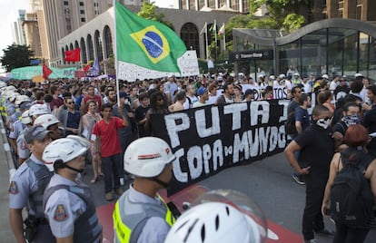 Manifestantes durante ato contra a Copa do Mundo, neste s&aacute;bado, em S&atilde;o Paulo.