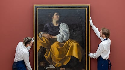 Dos empleados colocan una de las obras subastadas por Sotheby's en Londres en 2024.