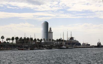 Impacto de la Torre del Puerto de Málaga en el perfil de la ciudad histórica, según una recreación de la plataforma Defendamos Nuestro Horizonte, cuyo manifiesto en contra de la construcción del hotel de lujo en la ciudad firman decenas de personalidades de la cultura.