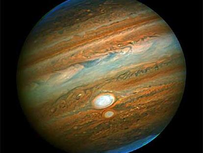 Imagen en infrarrojo (lo rojo se ve blanquecino) del encuentro de las tormentas de Júpiter, del telescopio <i>Gemini</i> (Hawai), el 14 de julio de 2006.