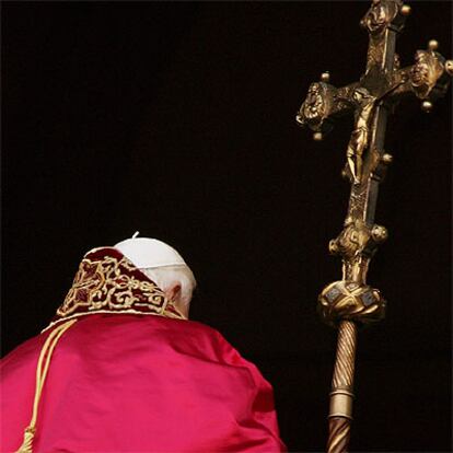 El Papa Benedicto XVI abandona el balcón de la Basílica de San Pedro del Vaticano tras saludar a los miles de fieles.