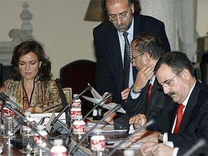 Carmen Calvo, junto al director general del Libro, Rogelio Blanco (de pie); el subsecretario de Cultura, Antonio Hidalgo, y, a la derecha, Julián Lanzarote, ayer en la reunión del Patronato del Archivo de la Guerra Civil.