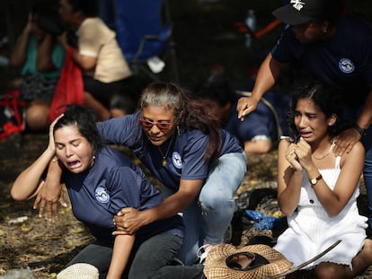 Testigos se lamentan tras presenciar el momento en el que un hombre ataca con arma de fuego a dos manifestantes en medio de un bloqueo de docentes en la vía Panamericana el martes en Chame (Panamá).
