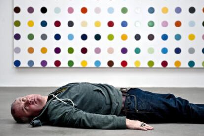 Damien Hirst, ante una de sus pinturas de puntos.