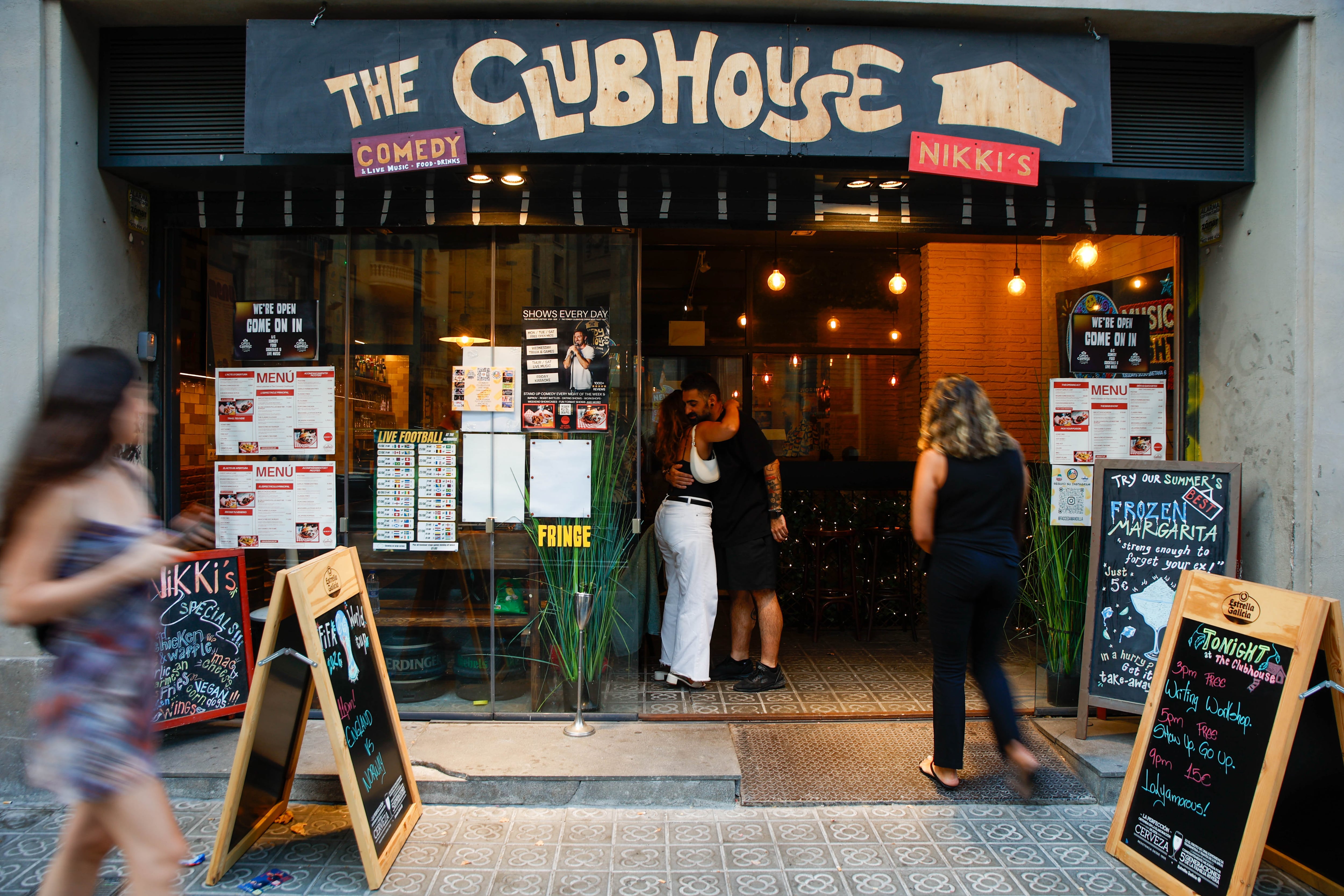 Varias personas entran en el The Comedy Club House Barcelona, ubicado en la Via Laietana y que está especializado en espectáculos de humor en diferentes idiomas y dirigido a expats. 
