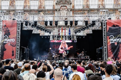 La cantautora Christina Rosenvinge, durante un concierto con motivo de las Fiestas del 2 de mayo, en la plaza Mayor en 2023.