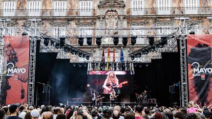 La cantautora Christina Rosenvinge, durante un concierto con motivo de las Fiestas del 2 de mayo, en la plaza Mayor en 2023.