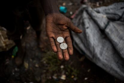 Essas crianças sobrevivem sem acesso a água potável, alimentos, atenção médica, moradia, educação e proteção. Estão, além disso, expostas a todas as formas de exploração e abuso, como estupros, drogas, roubos e até mesmo detenções ilegais.  Na imagem, um garoto que conseguiu 200 xelins ugandeses, cerca de 40 centavos de real. Ele diz que comprará um ovo para comer e um pouco de gasolina