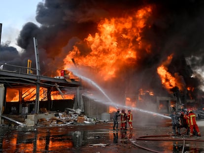 Los bomberos tratan de extinguir el incendio en el puerto de Beirut este martes