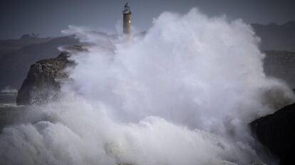 Las olas rompen contra el faro de la península de La Magdalena de Santander (Cantabria).