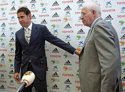 Fernando Hierro, a la izquierda, atiende a la prensa junto a Luis Aragons, seleccionador espa?ol.