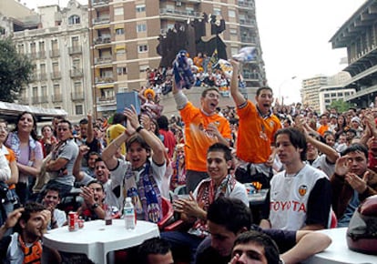 Los aficionados del Valencia, que se concentrado toda la tarde en bares y peñas de la ciudad para seguir el encuentro  celebran el primer gol del equipo valencianista, conseguido por Vicente.