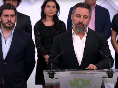 El presidente de Vox, Santiago Abascal, comparece este jueves rodeado de altos cargos de su partido en la sede nacional, en Madrid.