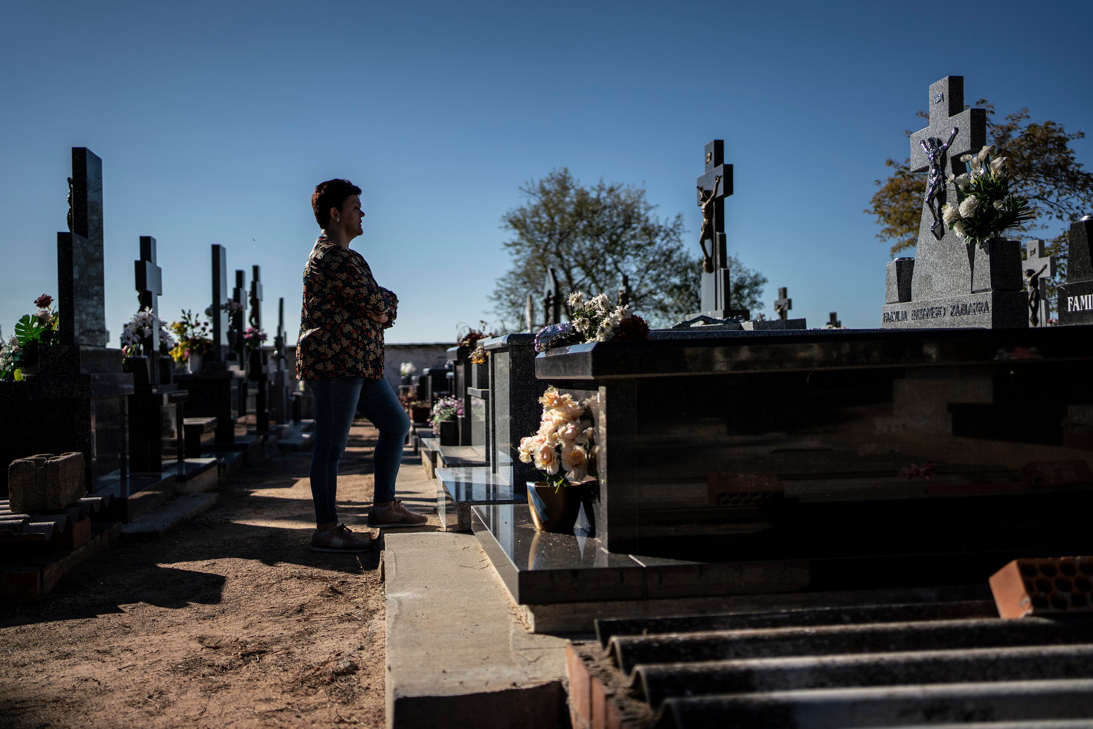 Gema Batanero en el cementerio de Saelices, en Cuenca.