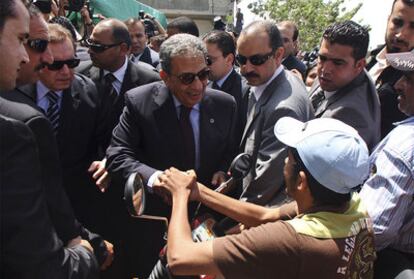 El secretario general de la Liga Árabe saluda a un palestino en Zeitoun, al sur de la franja de Gaza.