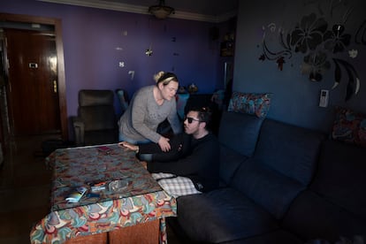 José Díaz, que ha iniciado los trámites para recibir la eutanasia y no tiene cita para hacer el testamento vital, es ayudado por su hermana Sandra en su domicilio de Huelva.