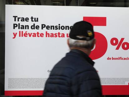 Oferta de planes de pensiones en una oficina bancaria de Madrid