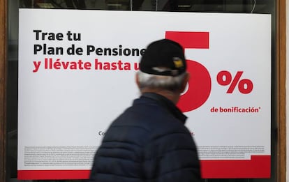 Oferta de planes de pensiones en una oficina bancaria de Madrid