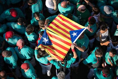 Personas con esteladas se manifiestan a favor de la independencia de Cataluña, a la altura del Arco de Triunfo (Barcelona).