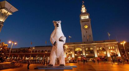 La escultura de un oso polar frente al Ferry Building de San Francisco ha sido uno de los símbolos de la Cumbre de Acción Global del Clima.