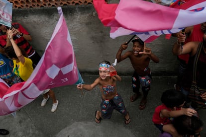 Jóvenes seguidores de Lula durante la visita del candidato presidencial a Complexo do Alemão.