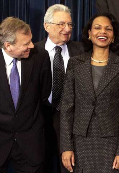 El secretario general de la OTAN (izquierda), con el ministro griego y Rice.