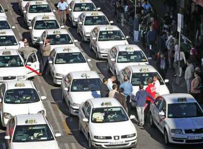 Viajeros del aeropuerto de Barajas se enfrentan a largas colas de taxis parados en protesta por el asesinato de un compañero.