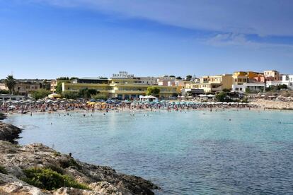 Vista de la playa de Cala Guitgia llena de turistas.