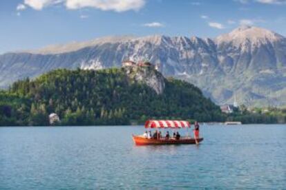 Travesía en barca por el lago Bled, en Eslovenia, con los Alpes Julianos al fondo.