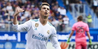 Cristiano celebra uno de sus goles ante el Eibar