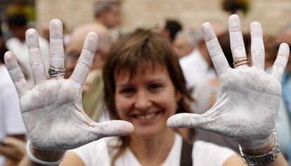 Una dona a la manifestació de Sant Jaume, a Barcleona.