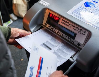 - Un votante deposita su voto en la urna en la cafeter&iacute;a Pressure Billiards en Chicago de Illinois, Estados Unidos.