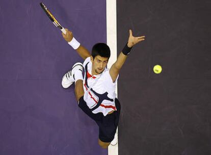 Djokovic efectúa un servicio