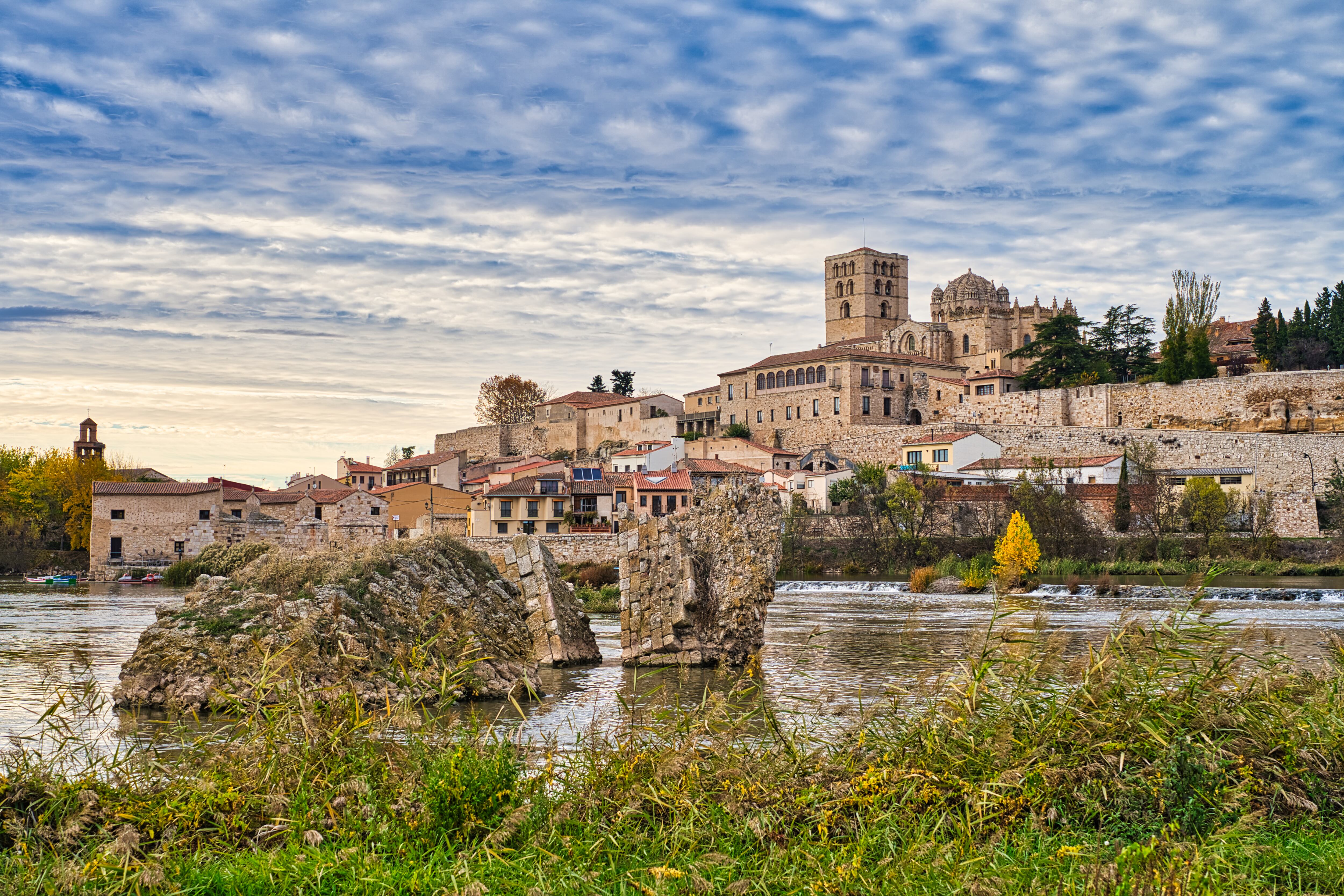 El río Duero a su paso por la ciudad de Zamora, con la catedral románica al fondo. 