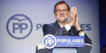 Mariano Rajoy y Dolores de Cospedal en el mitin de nuevas generaciones del PP en Guadamur, provincia de Toledo.