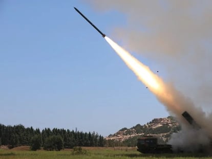 China lanza un misil como parte de sus maniobras militares.