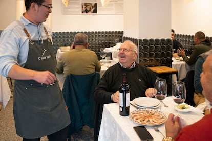 Iván Chen atiende a dos clientes en la taberna Delfín, que regenta desde hace nueve años.